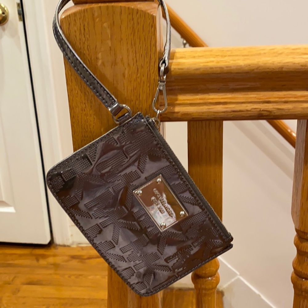 Women s wristlet
